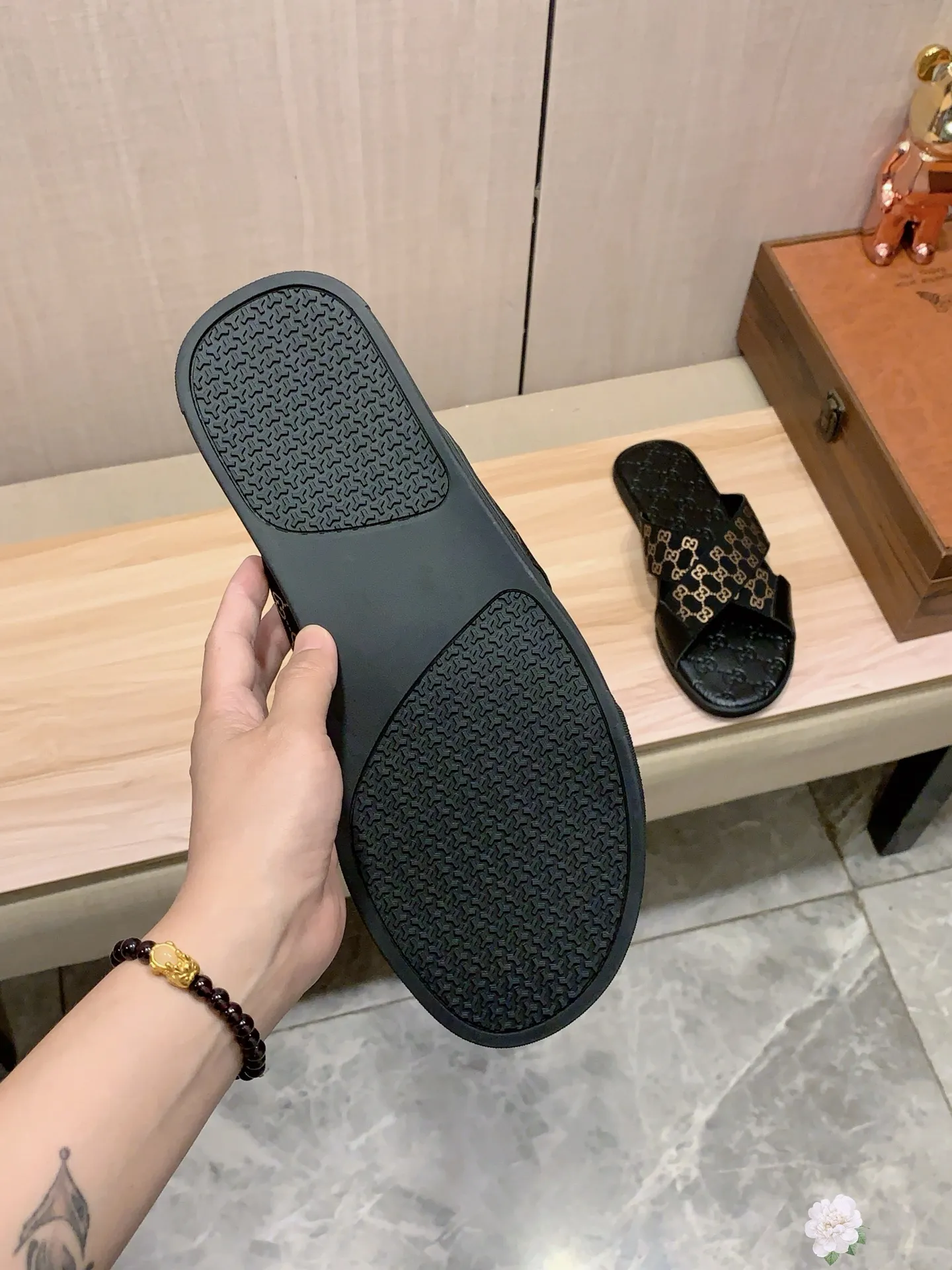 Slippers: New model: Factory price: 260💰💰🎩🎩🔥🔥《 Gucci* 》Series of slippers top purchasing agent🔍🔍Sold at the same time for men, original Italian imported webbing made of selected cowhide, exquisite workmanship,), sole: (super comfortable) original factory special sole, ⚠️exclusive double-layer movable molded sole super comfortable⚠️, real shot🎬the real thing is more beautiful🔍🔍266 regular code 38-44, can be ordered 45.